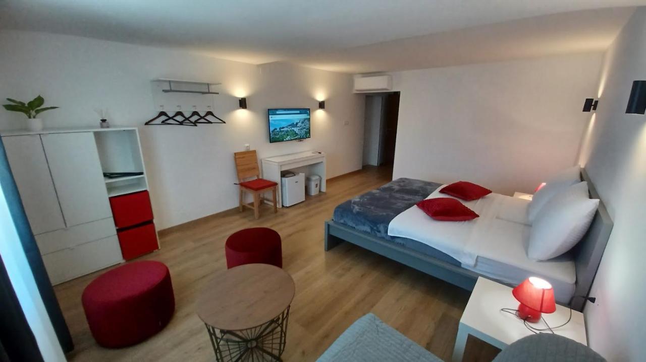 Amaryllis Residence, Apartment Diana & Deluxe Rooms With Shared Kitchen Veli Lošinj Kültér fotó
