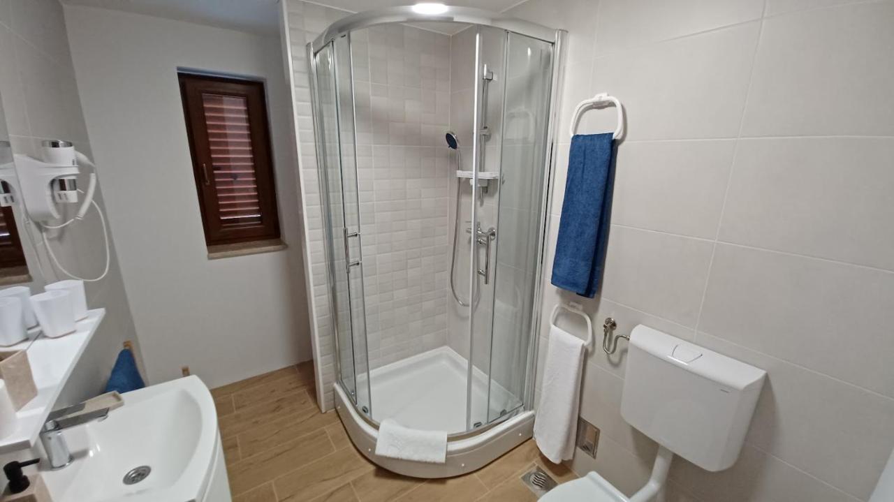 Amaryllis Residence, Apartment Diana & Deluxe Rooms With Shared Kitchen Veli Lošinj Kültér fotó