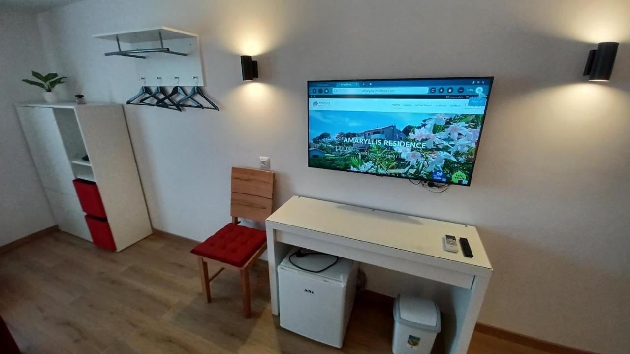 Amaryllis Residence, Apartment Diana & Deluxe Rooms With Shared Kitchen Veli Lošinj Kültér fotó