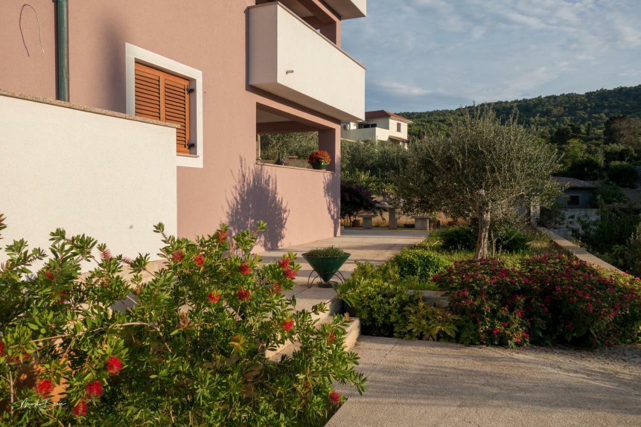 Amaryllis Residence, Apartment Diana & Deluxe Rooms With Shared Kitchen Veli Lošinj Kültér fotó